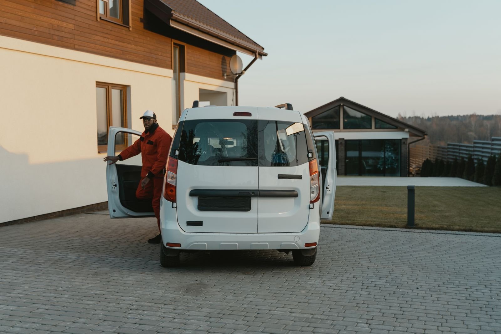 Invoices a week late? The 5-minute driveway invoicing sequence