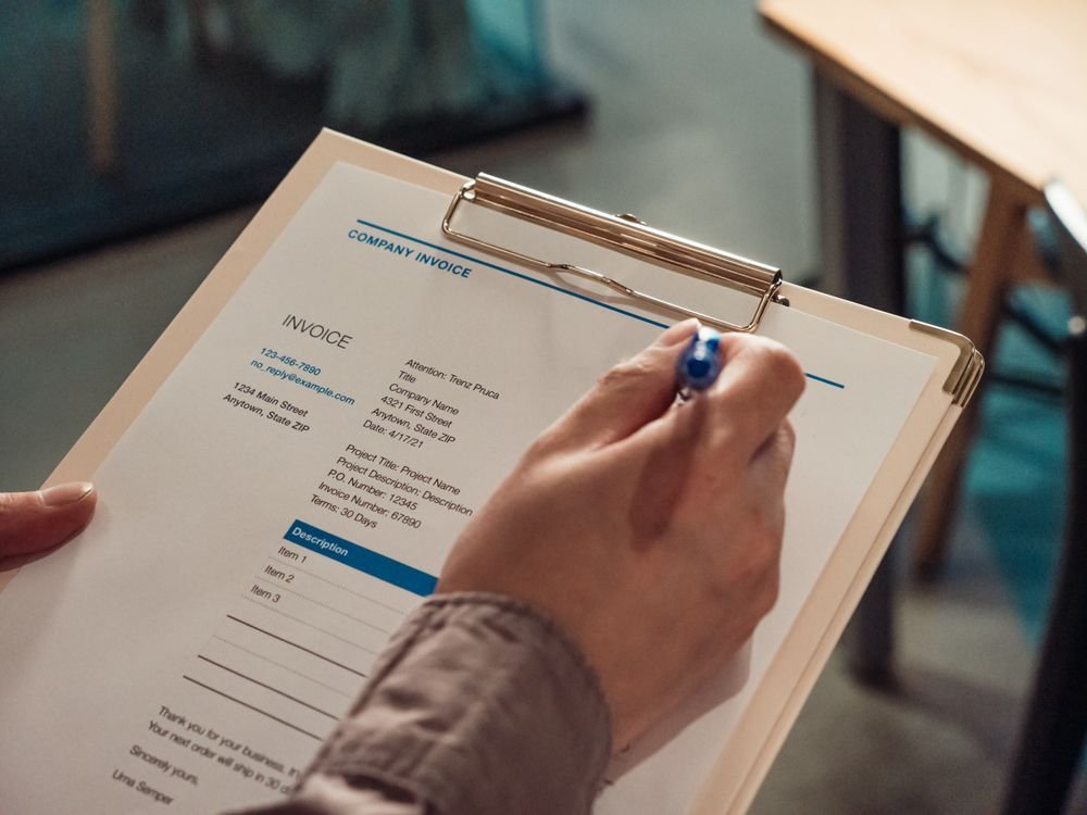 Invoice on the day, get paid on the day: invoicing + QuickBooks without double entry